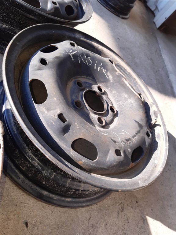 Skoda Fabia <p>További Típusok:<br>Skoda Fabia 06-<br>Volkswagen Polo 9N<br></p><p>Gyáriszámok:<br>6Q0 601 027 H<br> 6Q0 601 027 C<br> 6Q0 601 027 R<br></p><p>Felni méret: 14"</p><p>Felni szélesség: 5.0</p><p>Furatszám: 5</p><p>Osztókör: 100.0</p><p>ET szám: ET35</p><p>Agy Átmérõ: 57.0</p><p>Állapot: Normál</p><p>Érdeklõdéskor hivatkozzon erre: KIN-40103</p><p>Bármire van szüksége hívjon bizalommal!<br>Kizárólag munkaidõben hétfõtõl - péntekig 8-12 13-16 óráig!<br>Alkatrészek széles választékban!<br>Hivatalos Regisztrált Autobontó Kecel!<br>Vásároljon Megbízható Helyrõl Beszerelési Garanciával Profiktól!</p> 30000 5. kép