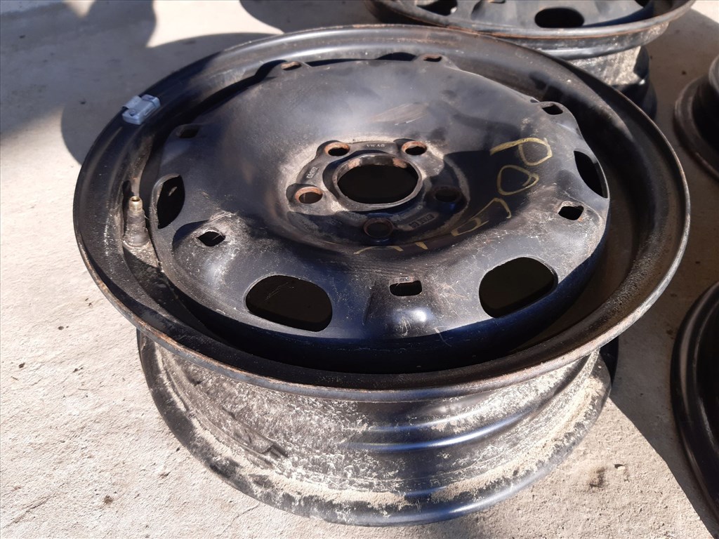 Skoda Fabia <p>További Típusok:<br>Skoda Fabia 06-<br>Volkswagen Polo 9N<br></p><p>Gyáriszámok:<br>6Q0 601 027 H<br> 6Q0 601 027 C<br> 6Q0 601 027 R<br></p><p>Felni méret: 14"</p><p>Felni szélesség: 5.0</p><p>Furatszám: 5</p><p>Osztókör: 100.0</p><p>ET szám: ET35</p><p>Agy Átmérõ: 57.0</p><p>Állapot: Normál</p><p>Érdeklõdéskor hivatkozzon erre: KIN-40103</p><p>Bármire van szüksége hívjon bizalommal!<br>Kizárólag munkaidõben hétfõtõl - péntekig 8-12 13-16 óráig!<br>Alkatrészek széles választékban!<br>Hivatalos Regisztrált Autobontó Kecel!<br>Vásároljon Megbízható Helyrõl Beszerelési Garanciával Profiktól!</p> 30000 7. kép