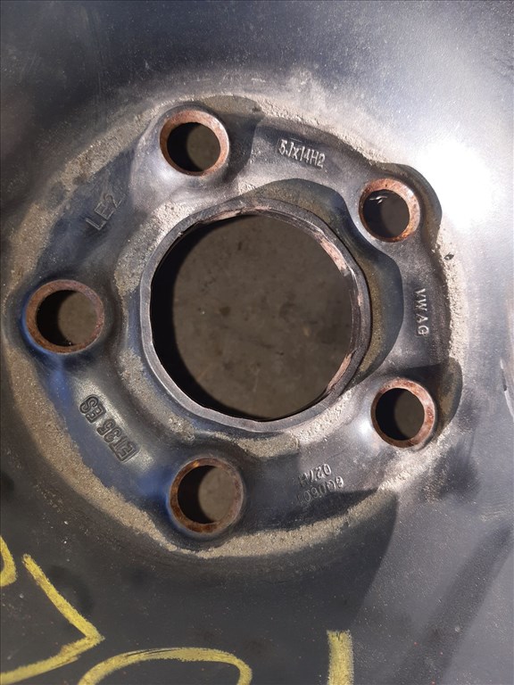 Skoda Fabia <p>További Típusok:<br>Skoda Fabia 06-<br>Volkswagen Polo 9N<br></p><p>Gyáriszámok:<br>6Q0 601 027 H<br> 6Q0 601 027 C<br> 6Q0 601 027 R<br></p><p>Felni méret: 14"</p><p>Felni szélesség: 5.0</p><p>Furatszám: 5</p><p>Osztókör: 100.0</p><p>ET szám: ET35</p><p>Agy Átmérõ: 57.0</p><p>Állapot: Normál</p><p>Érdeklõdéskor hivatkozzon erre: KIN-40103</p><p>Bármire van szüksége hívjon bizalommal!<br>Kizárólag munkaidõben hétfõtõl - péntekig 8-12 13-16 óráig!<br>Alkatrészek széles választékban!<br>Hivatalos Regisztrált Autobontó Kecel!<br>Vásároljon Megbízható Helyrõl Beszerelési Garanciával Profiktól!</p> 30000 8. kép