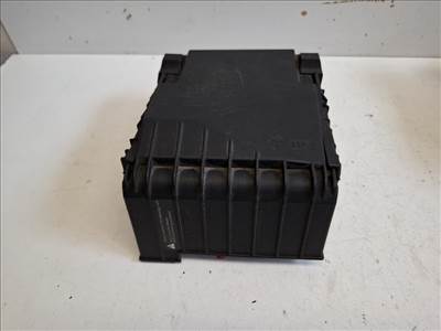 Volkswagen Scirocco  biztosítéktábla motortér 1K0937125B