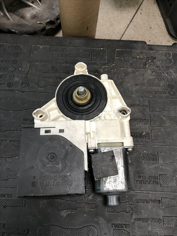 Audi A3 (8P) jobb első ablakemelő motor 8p0959802a 2. kép