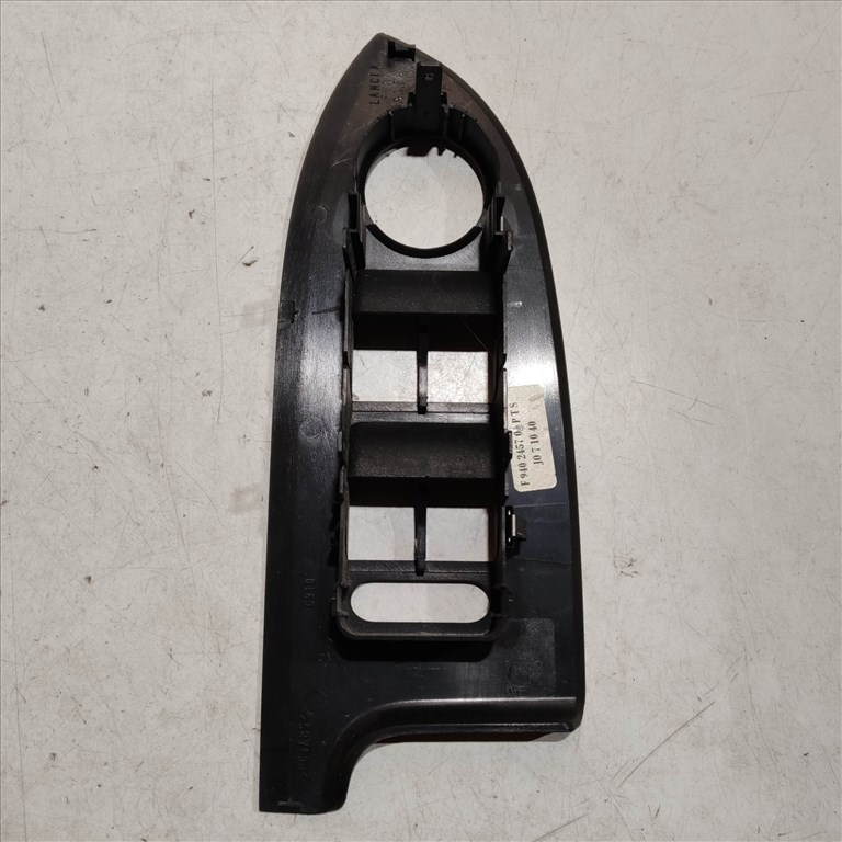 209285 Alfa Romeo Giulietta 2010-2020 bal első ablakemelő kapcsoló tartó, 4 elektromos ablak 2. kép