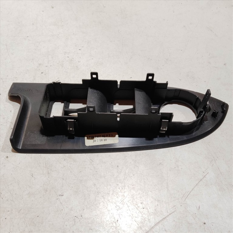 209285 Alfa Romeo Giulietta 2010-2020 bal első ablakemelő kapcsoló tartó, 4 elektromos ablak 3. kép