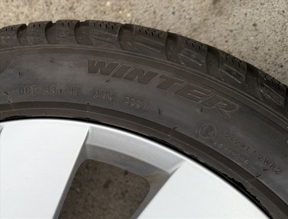  5x112 lyukosztású 17" újszerű (gyári felni) alufelni, rajta 205/50 használt Pirelli téli gumi  2. kép