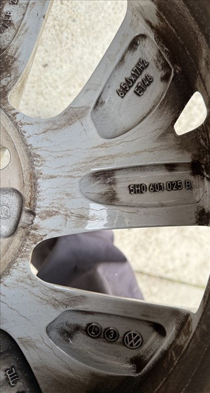  5x112 lyukosztású 17" újszerű (gyári felni) alufelni, rajta 205/50 használt Pirelli téli gumi  3. kép