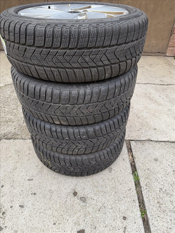  5x112 lyukosztású 17" újszerű (gyári felni) alufelni, rajta 205/50 használt Pirelli téli gumi  4. kép