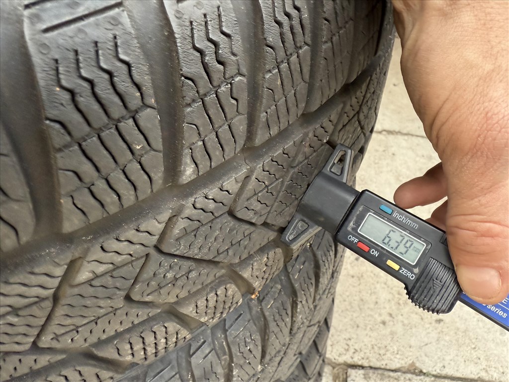  5x112 lyukosztású 17" újszerű (gyári felni) alufelni, rajta 205/50 használt Pirelli téli gumi  5. kép