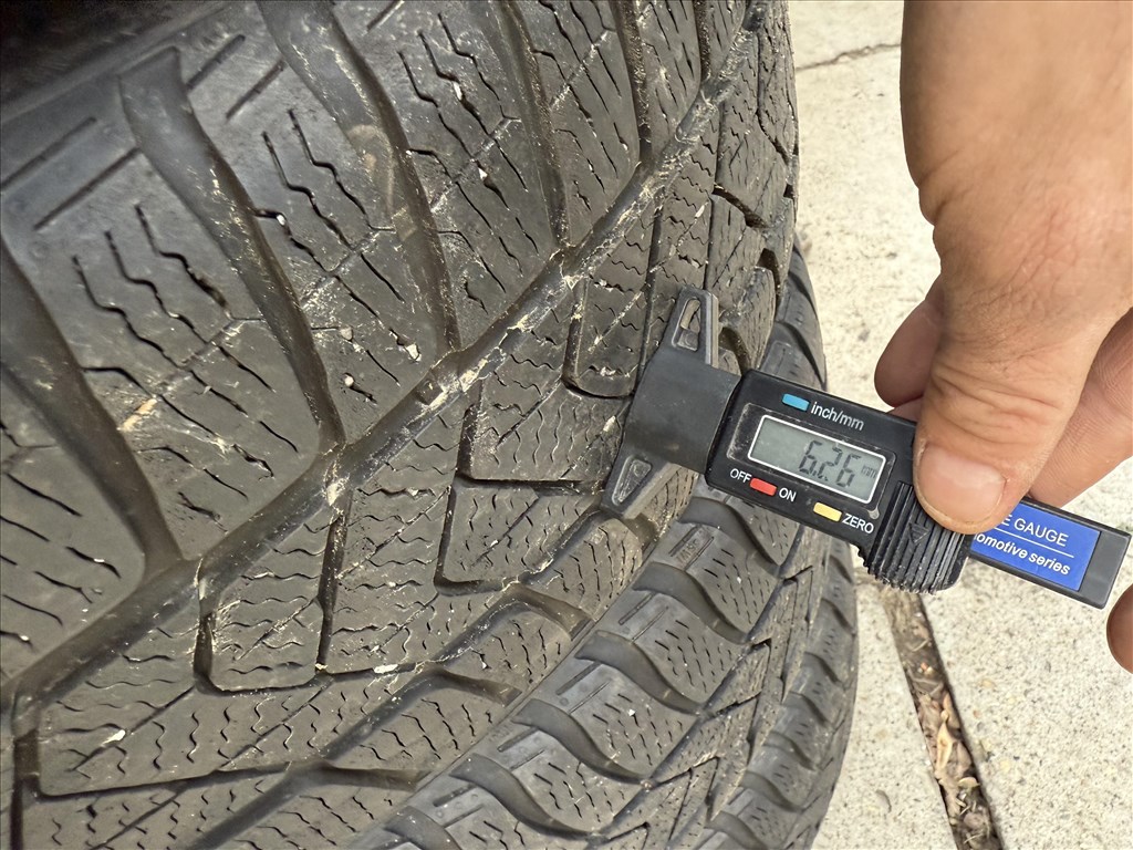  5x112 lyukosztású 17" újszerű (gyári felni) alufelni, rajta 205/50 használt Pirelli téli gumi  6. kép