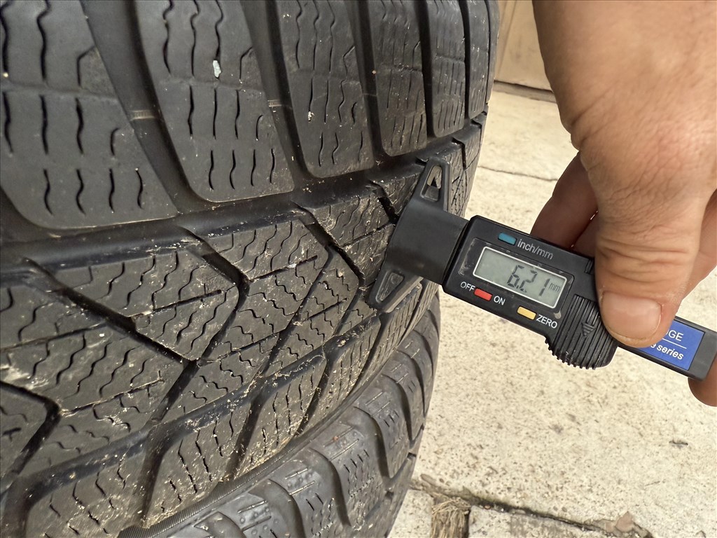  5x112 lyukosztású 17" újszerű (gyári felni) alufelni, rajta 205/50 használt Pirelli téli gumi  7. kép