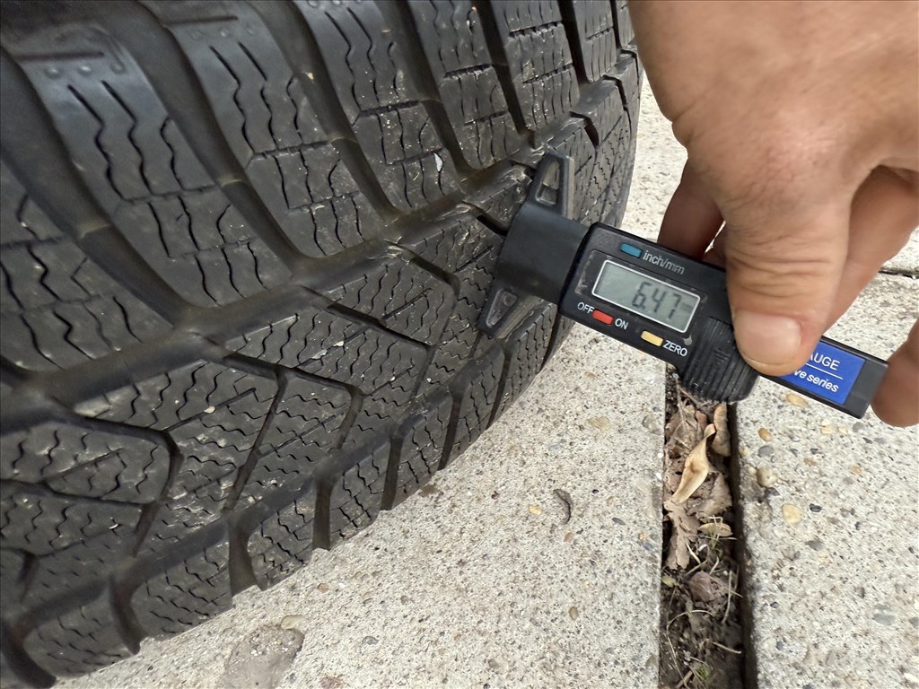  5x112 lyukosztású 17" újszerű (gyári felni) alufelni, rajta 205/50 használt Pirelli téli gumi  8. kép