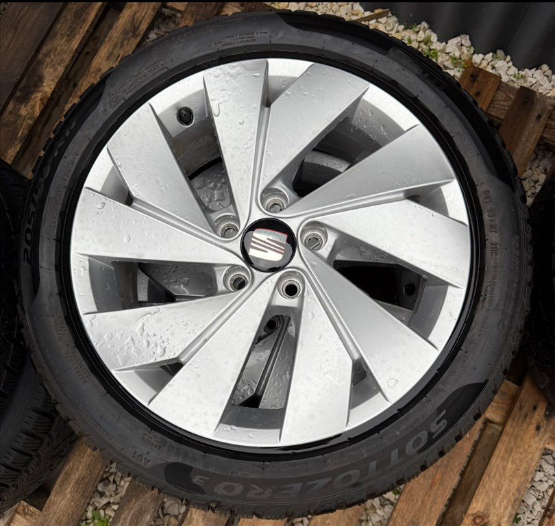 5x112 lyukosztású 17" újszerű (gyári felni) alufelni, rajta 205/50 használt Pirelli téli gumi  9. kép