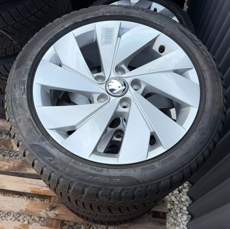  5x112 lyukosztású 17" újszerű (gyári felni) alufelni, rajta 205/50 használt Pirelli téli gumi  10. kép