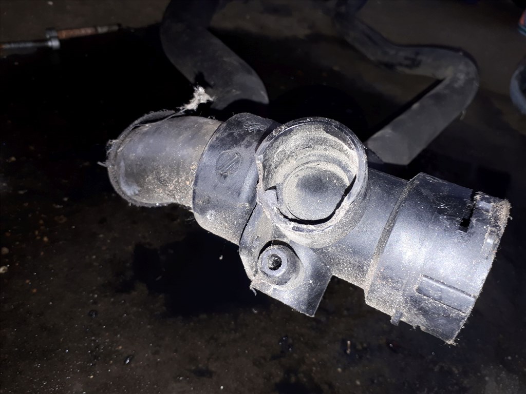 Audi A4 B7 Vízcsõ  Csonk 8E0 121 049T 3. kép