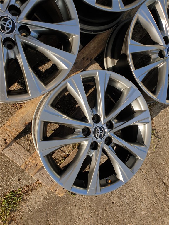 18" 5x114,3 Toyota RAV4 3. kép