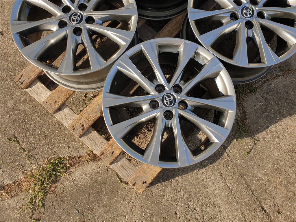 18" 5x114,3 Toyota RAV4 4. kép