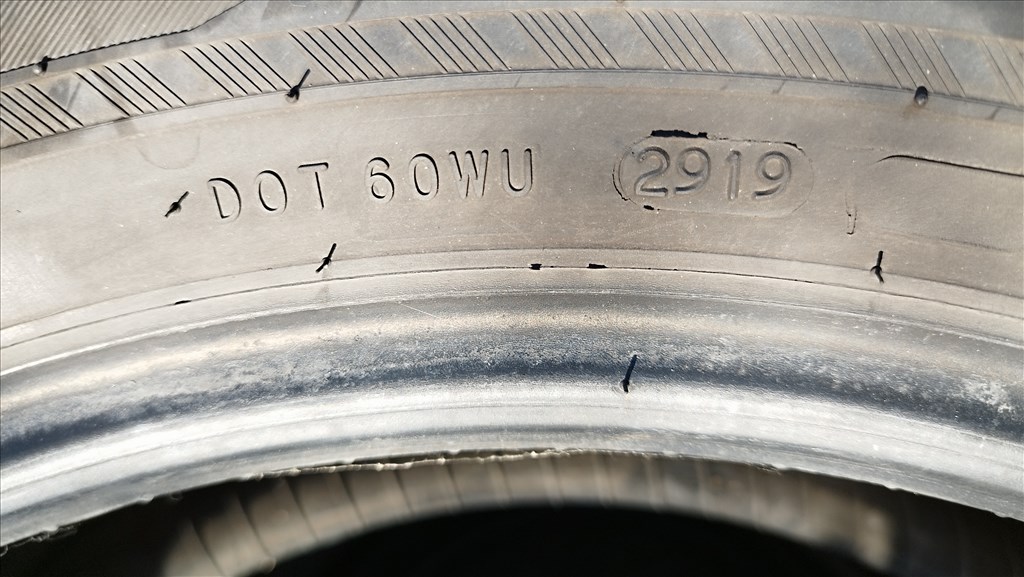  235/5519" használt gumi 3. kép