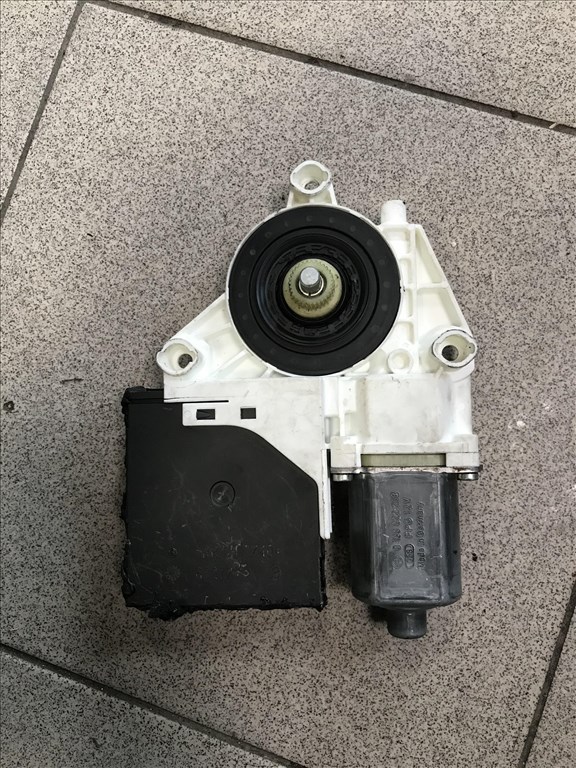 Audi A3 (8P) - bal hátsó ablakemelő motor  8p4959801b 2. kép