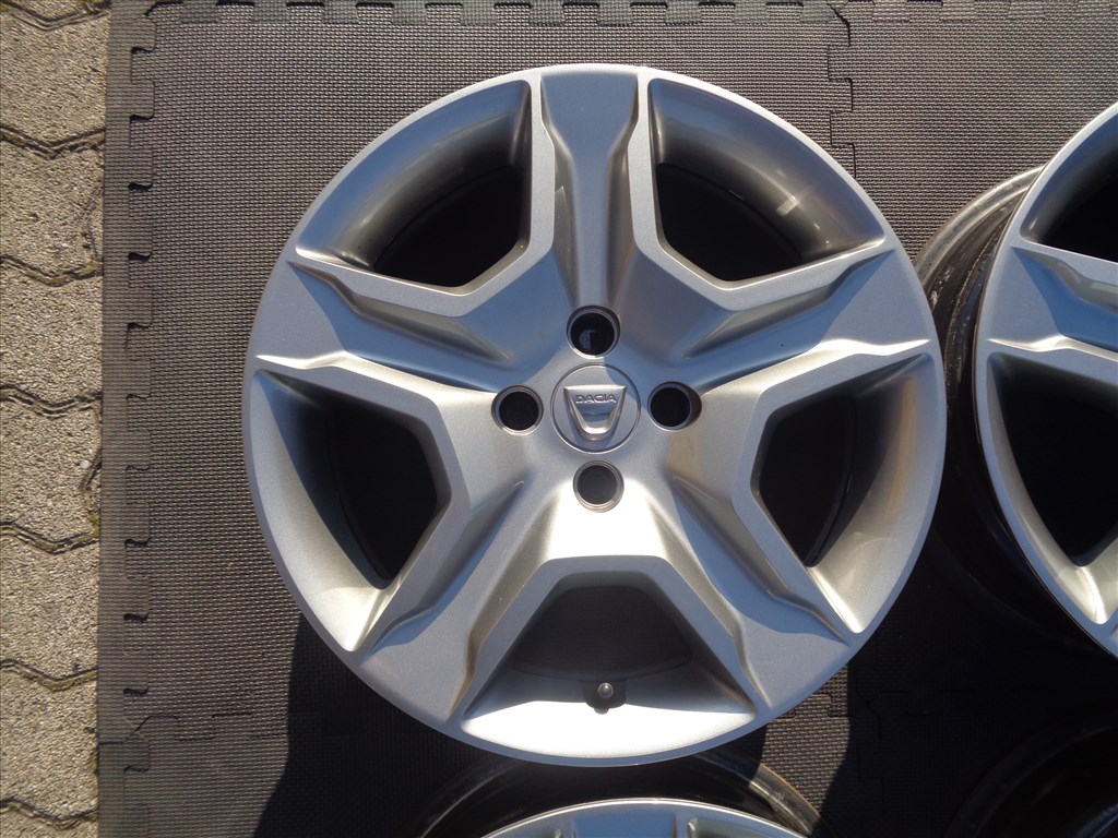 Dacia gyári struktur felni 16-os, 4×100-as osztó szép állapotban eladó.  2. kép