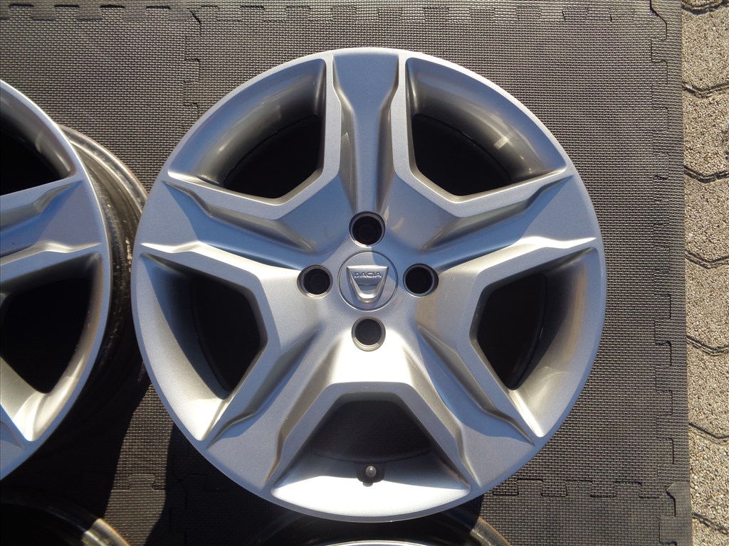 Dacia gyári struktur felni 16-os, 4×100-as osztó szép állapotban eladó.  3. kép