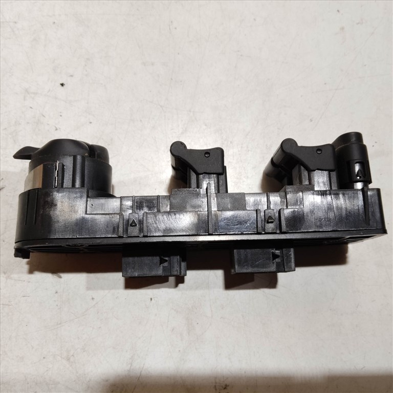 209285 Alfa Romeo Giulietta 2010-2020 bal első ablakemelő kapcsoló, tükörbehajtós 156106392 2. kép