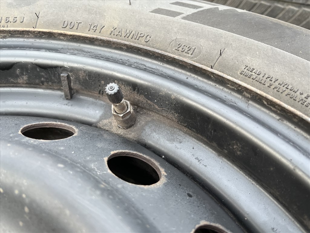  5x114.3 Lemezfelni  215/70 R16 téli gumi garnitúra + TPMS guminyomás szenzor  4. kép