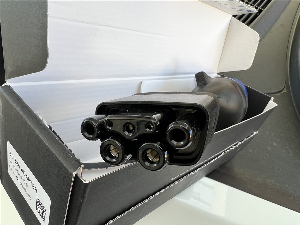 Tesla UMC2 töltőhöz való kék adapter 32A Blauer Adapter - 32A 23 eFt e 8. kép