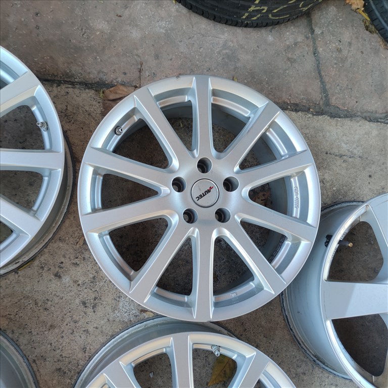 5x114,3 18 Renault,Nissan,Dacia alufelni Nyomásmérővel 145000ft a 4db/133/ 3. kép