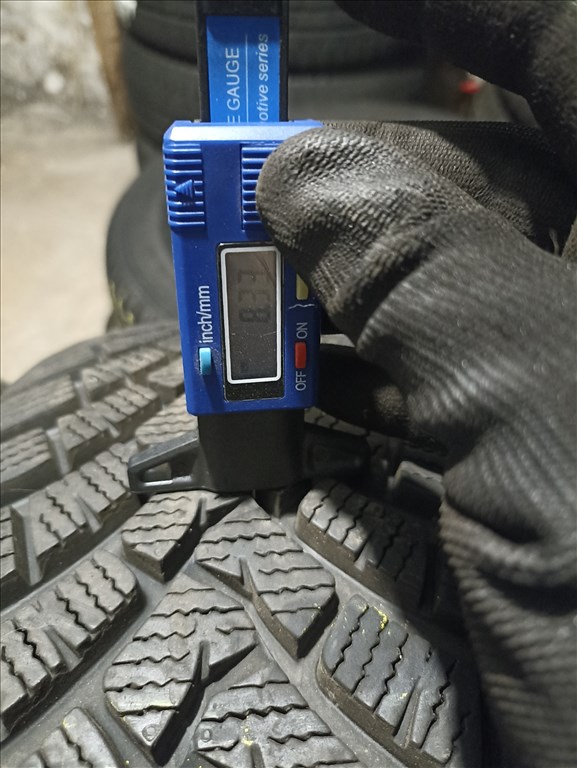  215/6517" újszerű Falken téli gumi gumi 2. kép