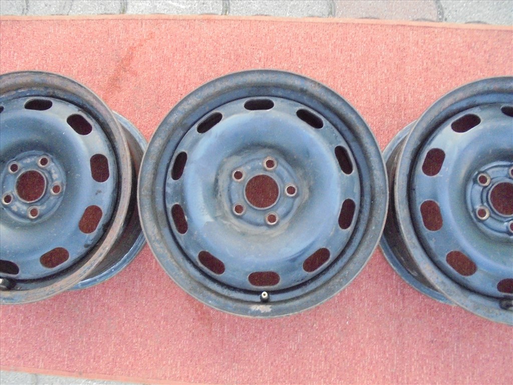 15-ös 5 x 100-as lemezfelni + dísztárcsa eladó 3. kép