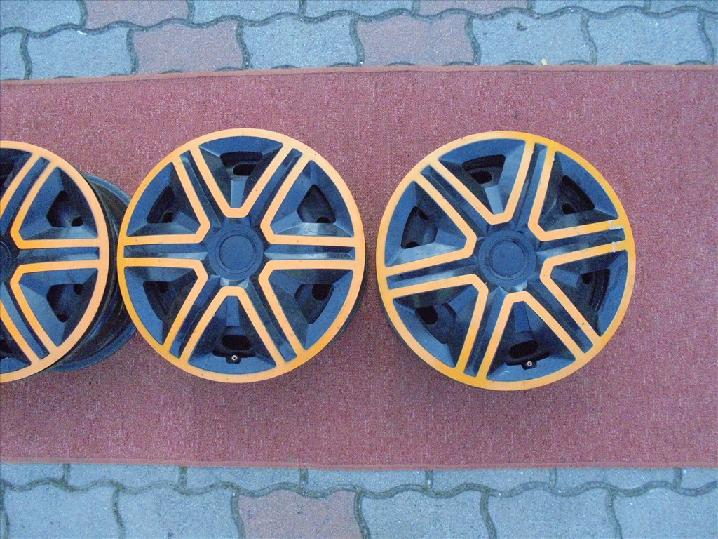 15-ös 5 x 100-as lemezfelni + dísztárcsa eladó 7. kép