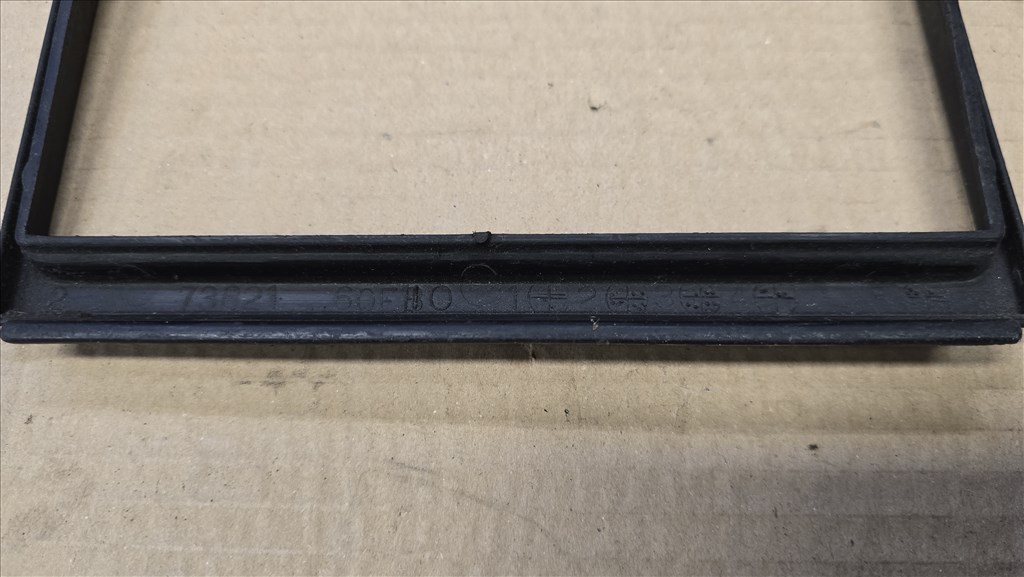 Suzuki Swift III rádiókeret középkonzol 3. kép