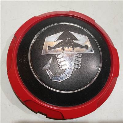 201103 Abarth 500 2008- felni közép kupak, a képen látható sérüléssel 51820507