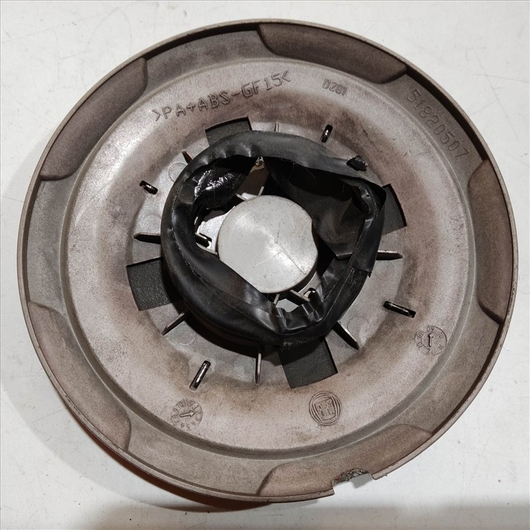 201103 Abarth 500 2008- felni közép kupak, a képen látható sérüléssel 51820507 2. kép