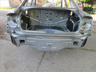 Audi A4 4 ajtós (8E B7) hátfal