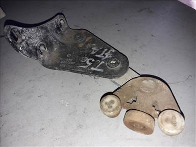 Volkswagen Transporter T5 Jobb Tolóajtó Alsó Görgő 7H0 843 398