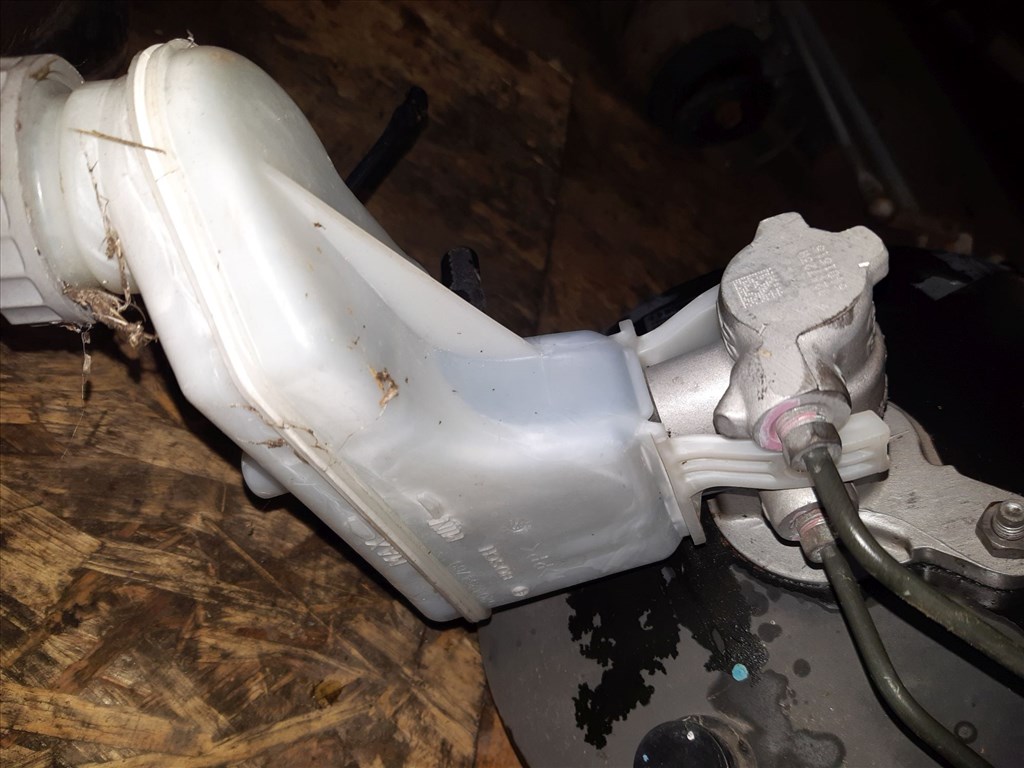 Suzuki Swift III 04-10 Devander  Fõfék Munkahenger  Fékfolyadék Tartály 3204Y21819 3. kép