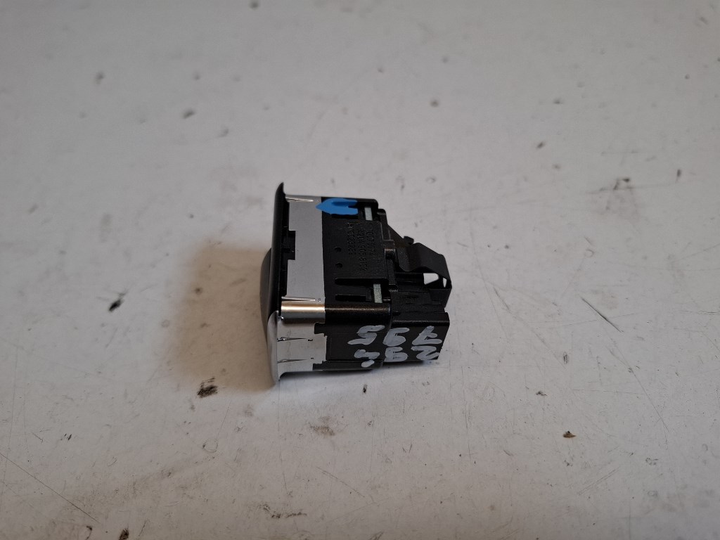 Mercedes-Benz B-osztály (W246) jobb elsõ ablakemelõ kapcsoló A2049058102 2. kép