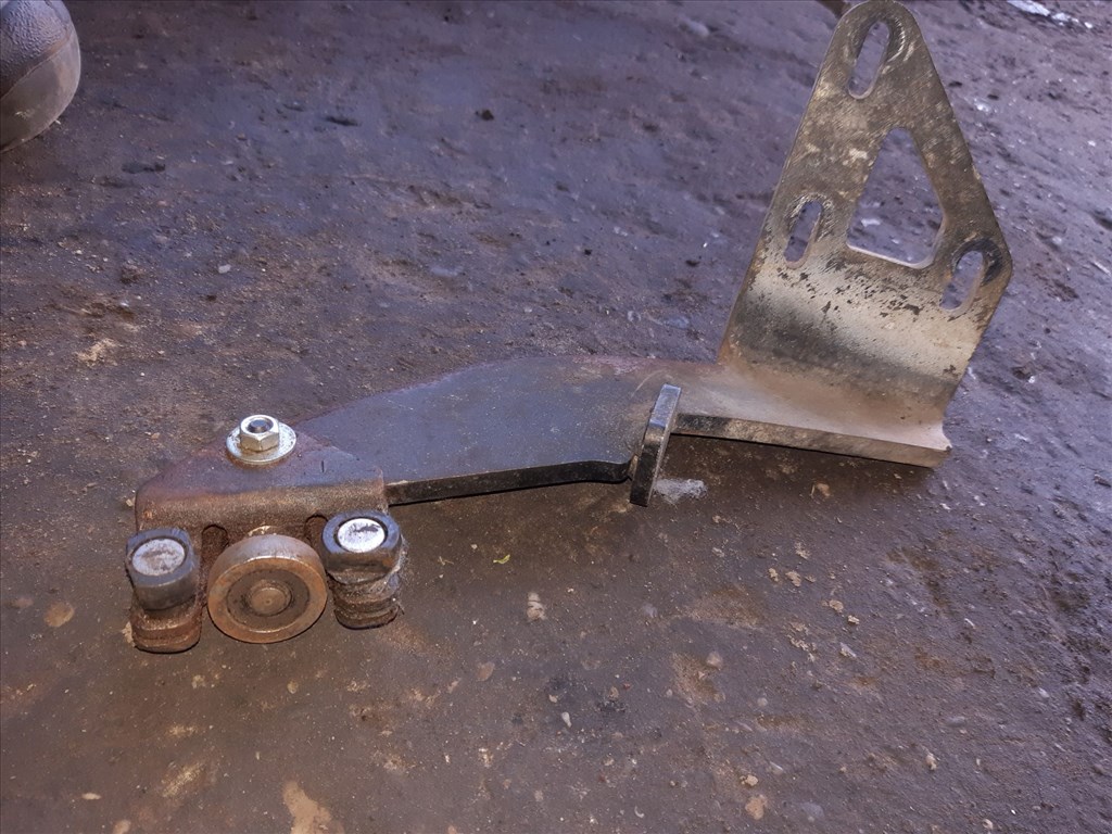 Renault Master 03-10 Jobb Tolóajtó Alsó Görgõ 2. kép