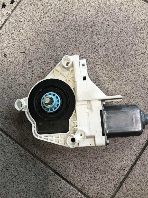 Audi A4 (B8 - 8K) jobb első ablakemelő motor  8k0959812a 2. kép