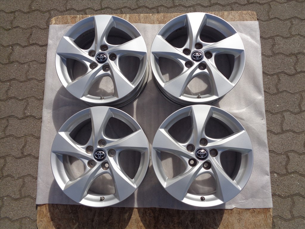 Toyota C-HR Gyári alufelni 17-es, szenzorral szép állapotban eladó. 1. kép