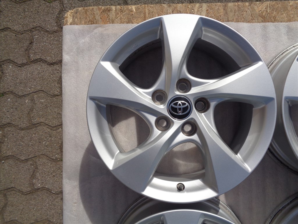 Toyota C-HR Gyári alufelni 17-es, szenzorral szép állapotban eladó. 2. kép