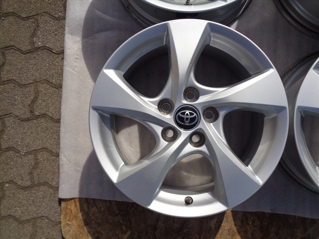 Toyota C-HR Gyári alufelni 17-es, szenzorral szép állapotban eladó. 3. kép