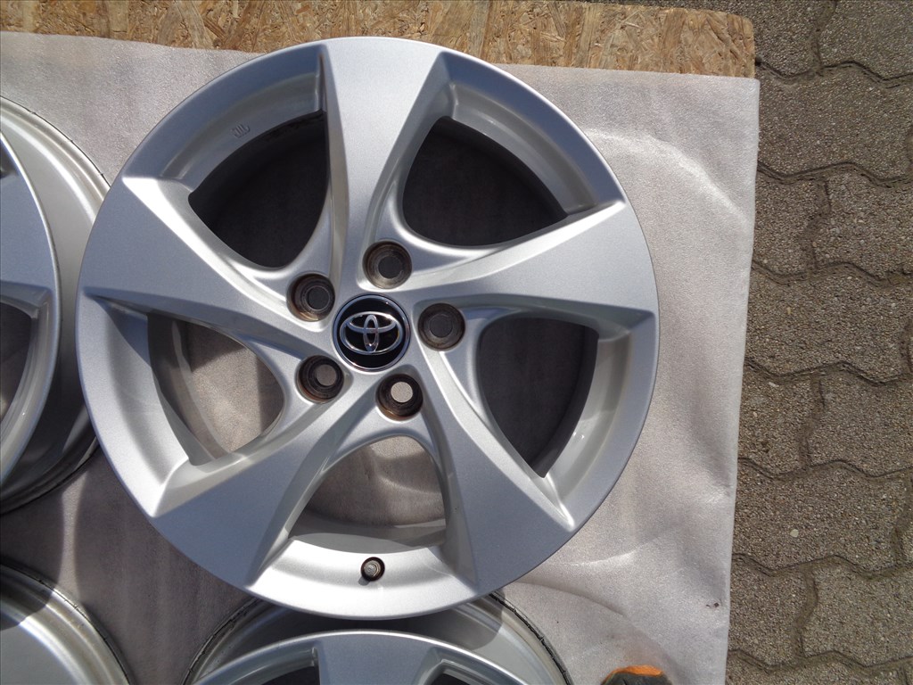 Toyota C-HR Gyári alufelni 17-es, szenzorral szép állapotban eladó. 4. kép