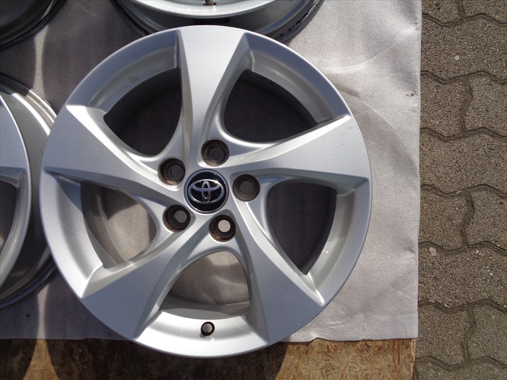 Toyota C-HR Gyári alufelni 17-es, szenzorral szép állapotban eladó. 5. kép