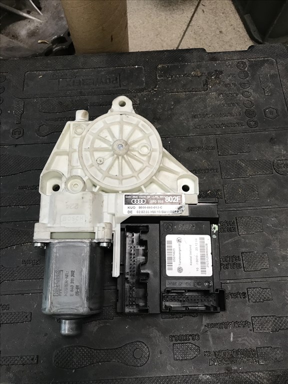 Audi A3 (8P) jobb első ablakemelő motor 8p0959802f 1. kép