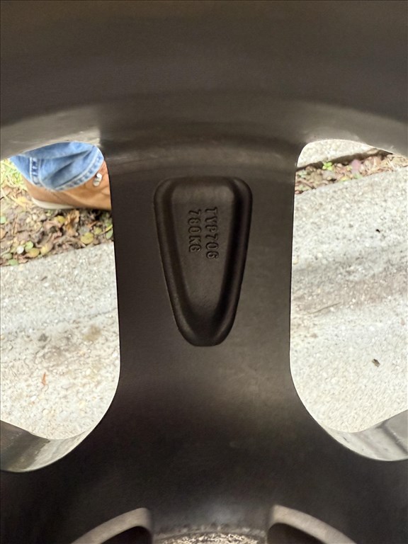 Momo alufelni 5X114.3 18X8 ET40 WIN Pro  EVO CB72.2 Toyota Rav 4 Lexus 12. kép