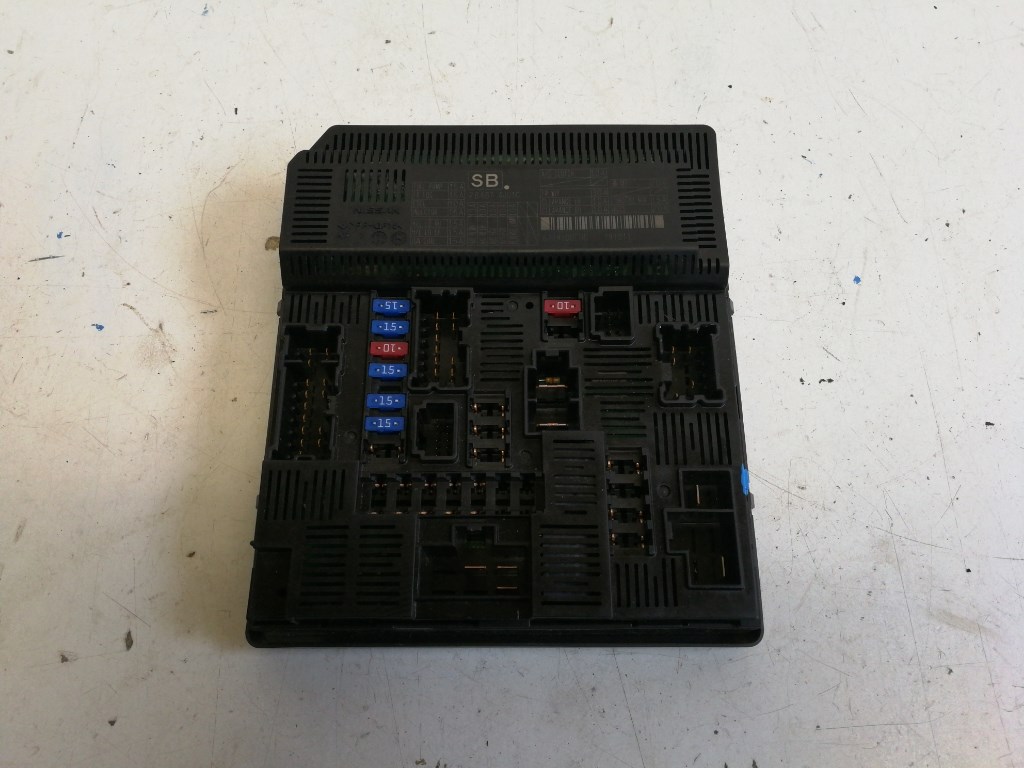 Nissan Navara (D23) biztosítéktábla utastér 284B74JU1C 1. kép