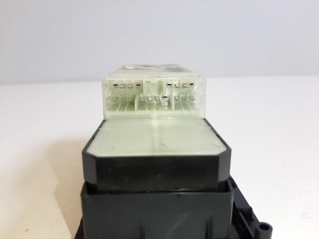 Suzuki Vitara grand (JT) bal elsõ ablakemelõ kapcsoló 8372765J0 3. kép