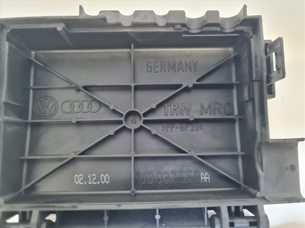 Volkswagen Golf IV motortéri biztosítéktábla (24764) 1j0937550aa 3. kép