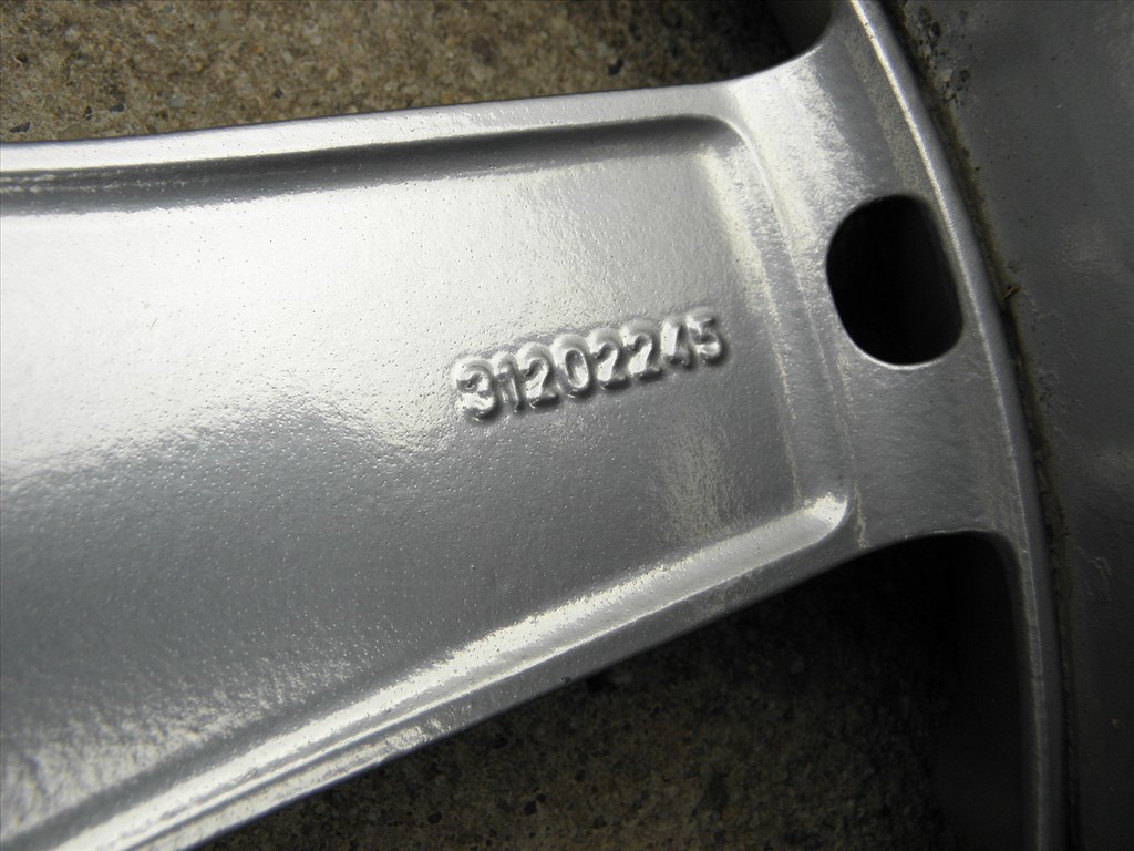 Volvo R18 szép alufelnik, kopott gumikkal 235/50R18 4. kép